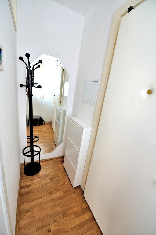 Charming Center Apartment Split Room photo