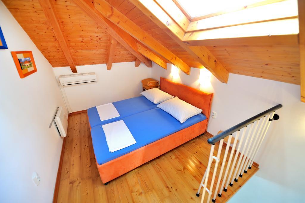 Charming Center Apartment Split Room photo